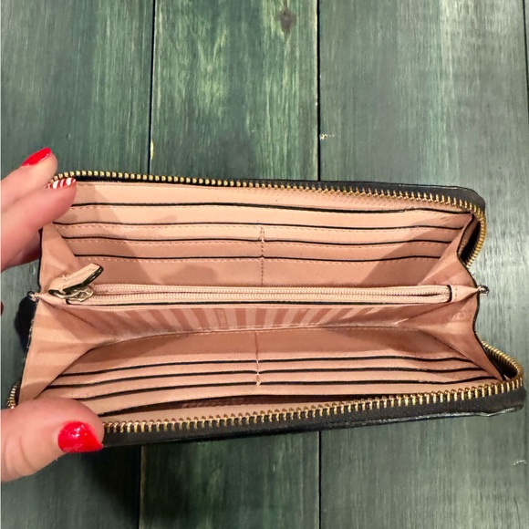 Victoria's Secret “The Victoria” large zipped wallet in a black V-quilt finish - Picture 5 of 5